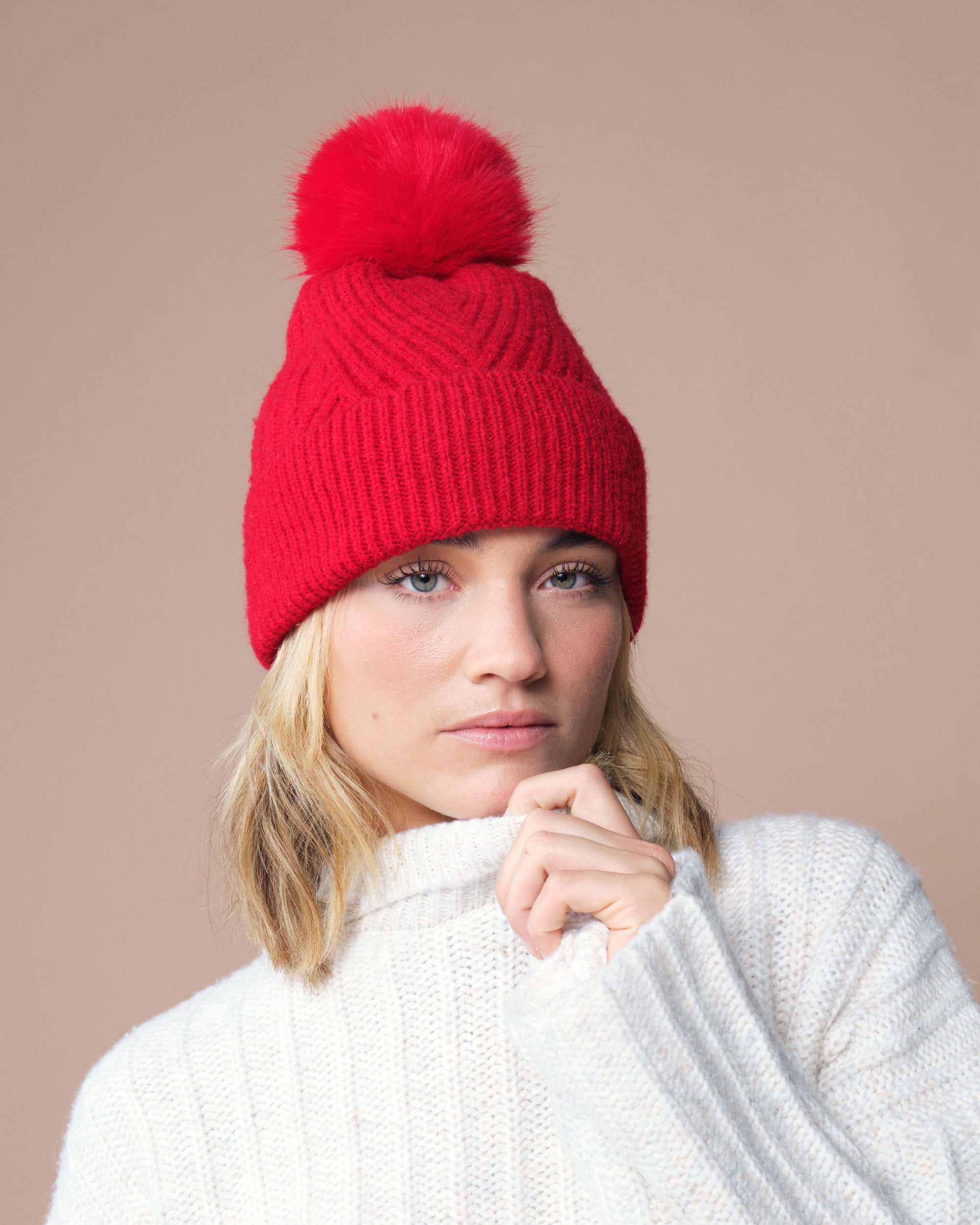Stylische Mütze mit Bommel