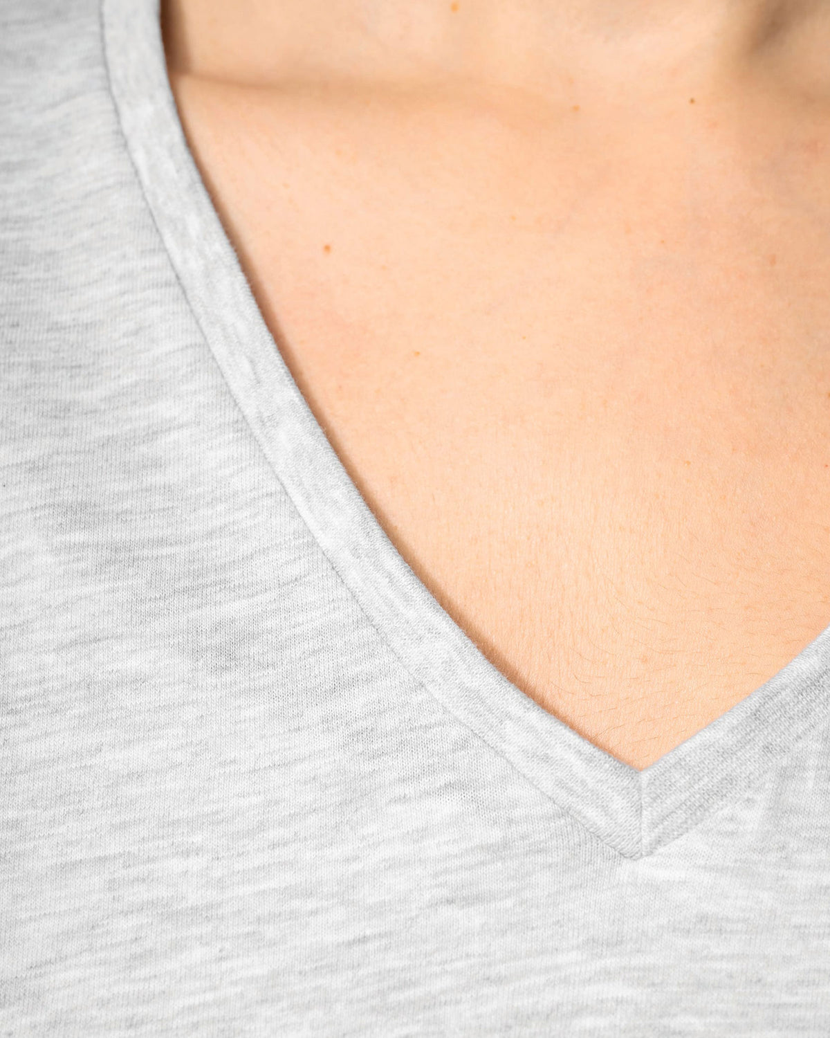 Leichtes Damen T-Shirt mit V-Ausschnitt von VIVID