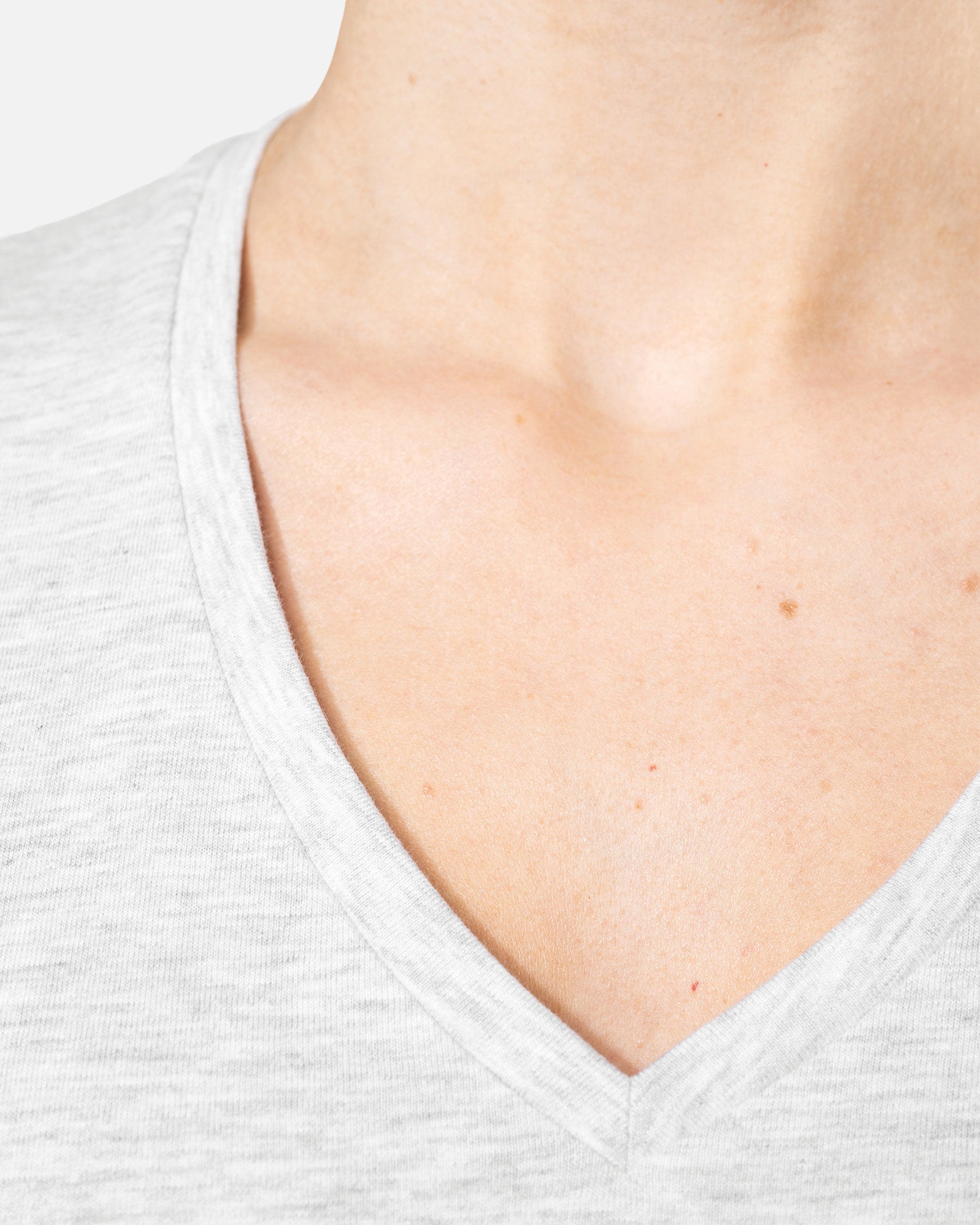 Klassisches Damen T-Shirt mit V-Ausschnitt von VIVID