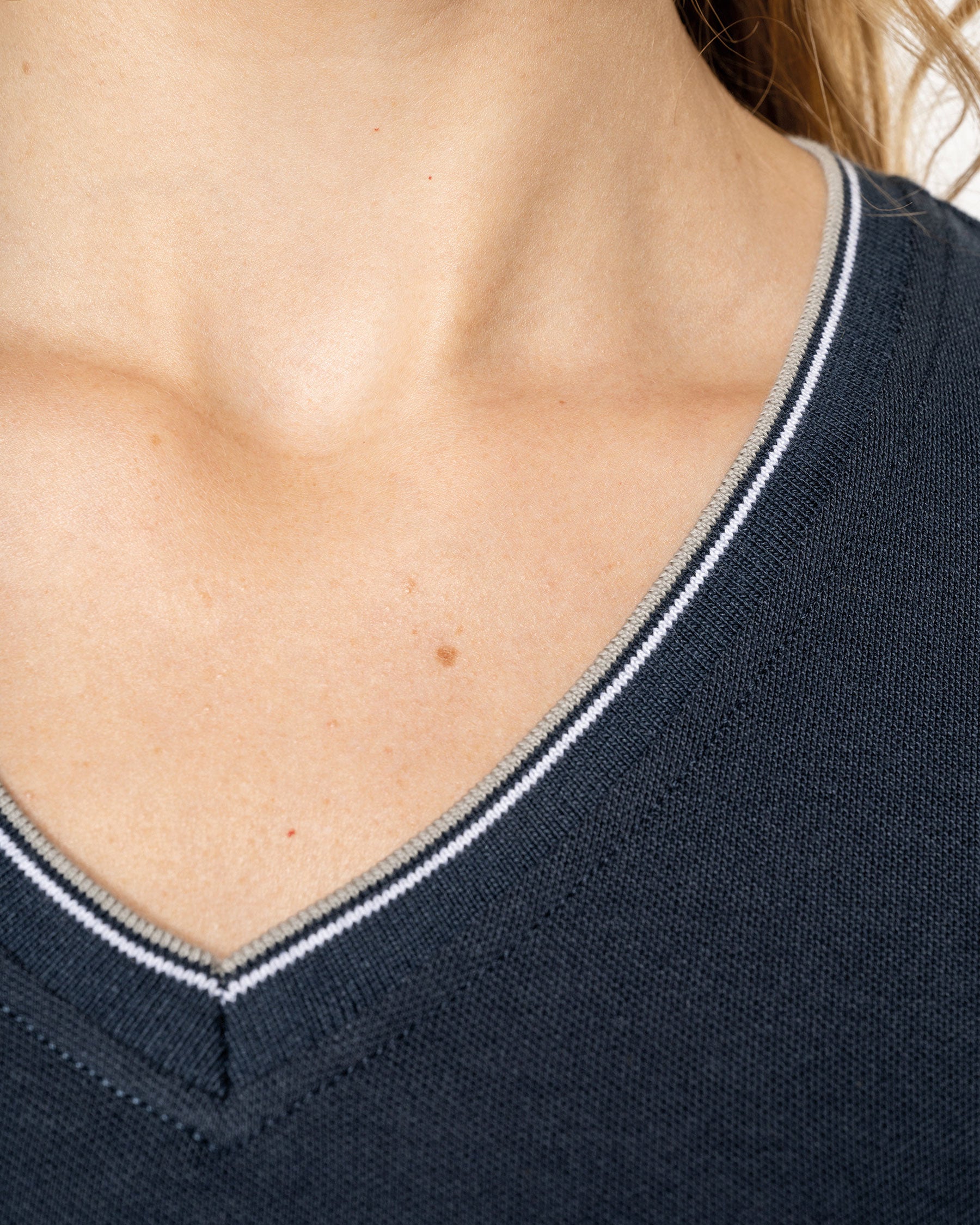 Damen Piqué T-Shirt mit V-Ausschnitt von VIVID