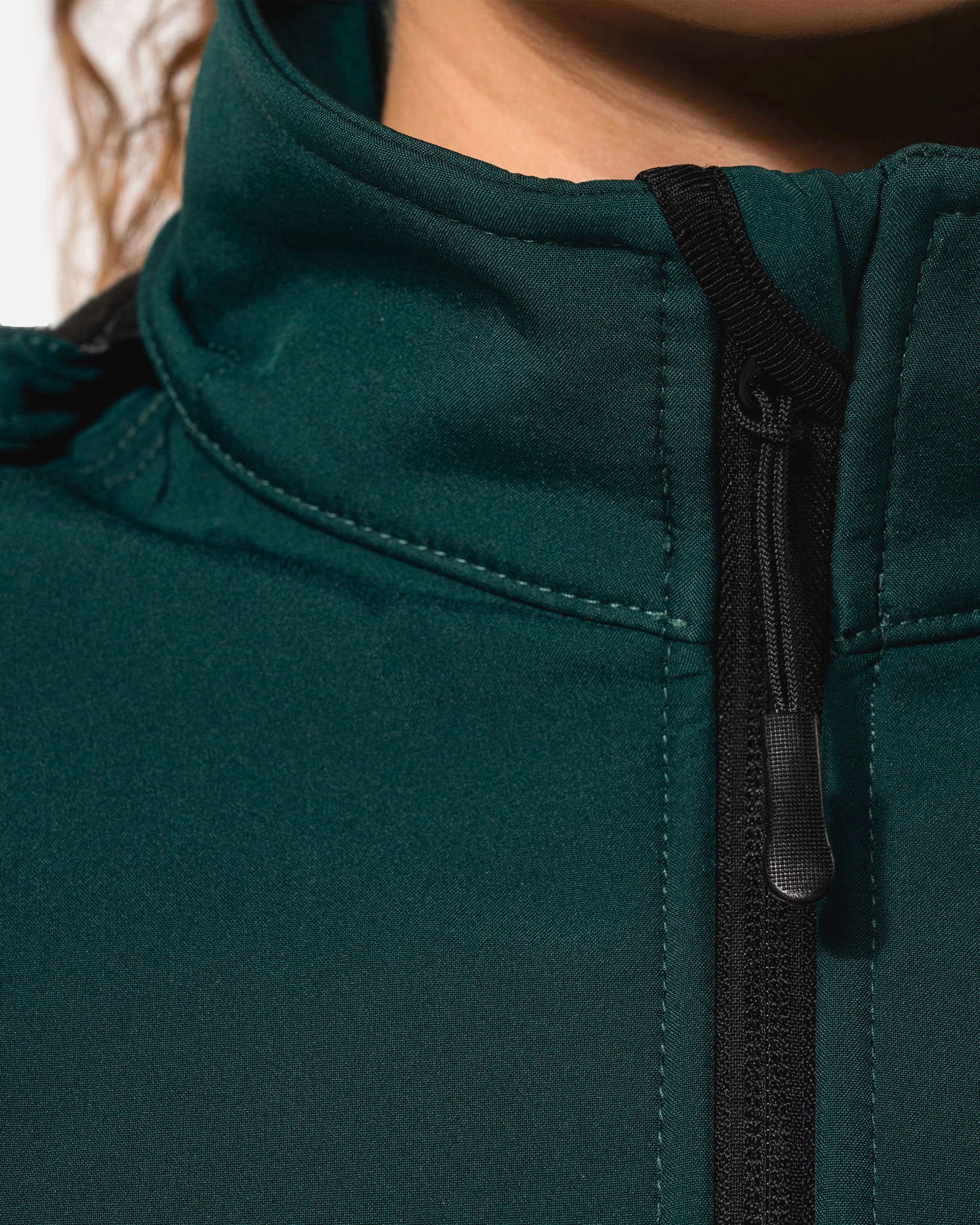 Damen Softshell Jacke mit abnehmbarer Kapuze von VIVID