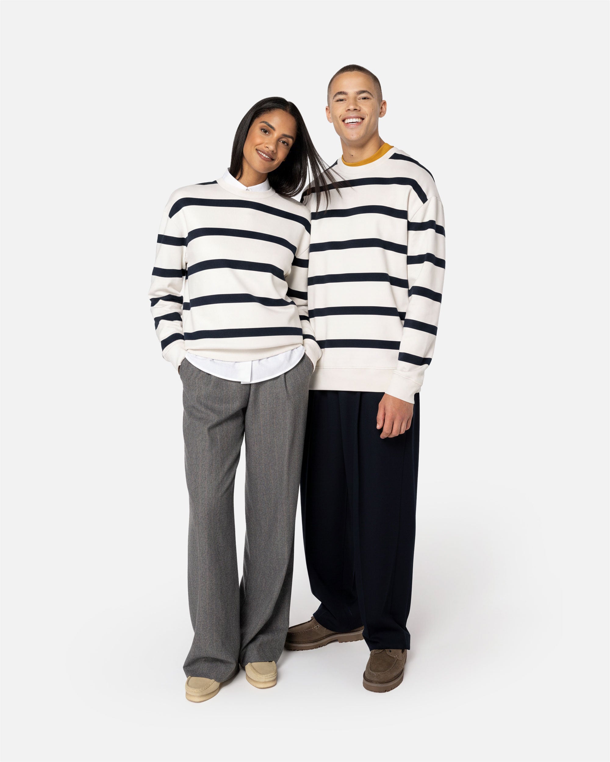 Unisex Sweatshirt mit Marinestreifen von VIVID
