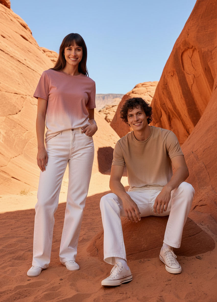 VIVID Dip Dye T-Shirt Damen rosa und Herren beige – Paar-Outfit mit weißer Jeans im Canyon-Setting