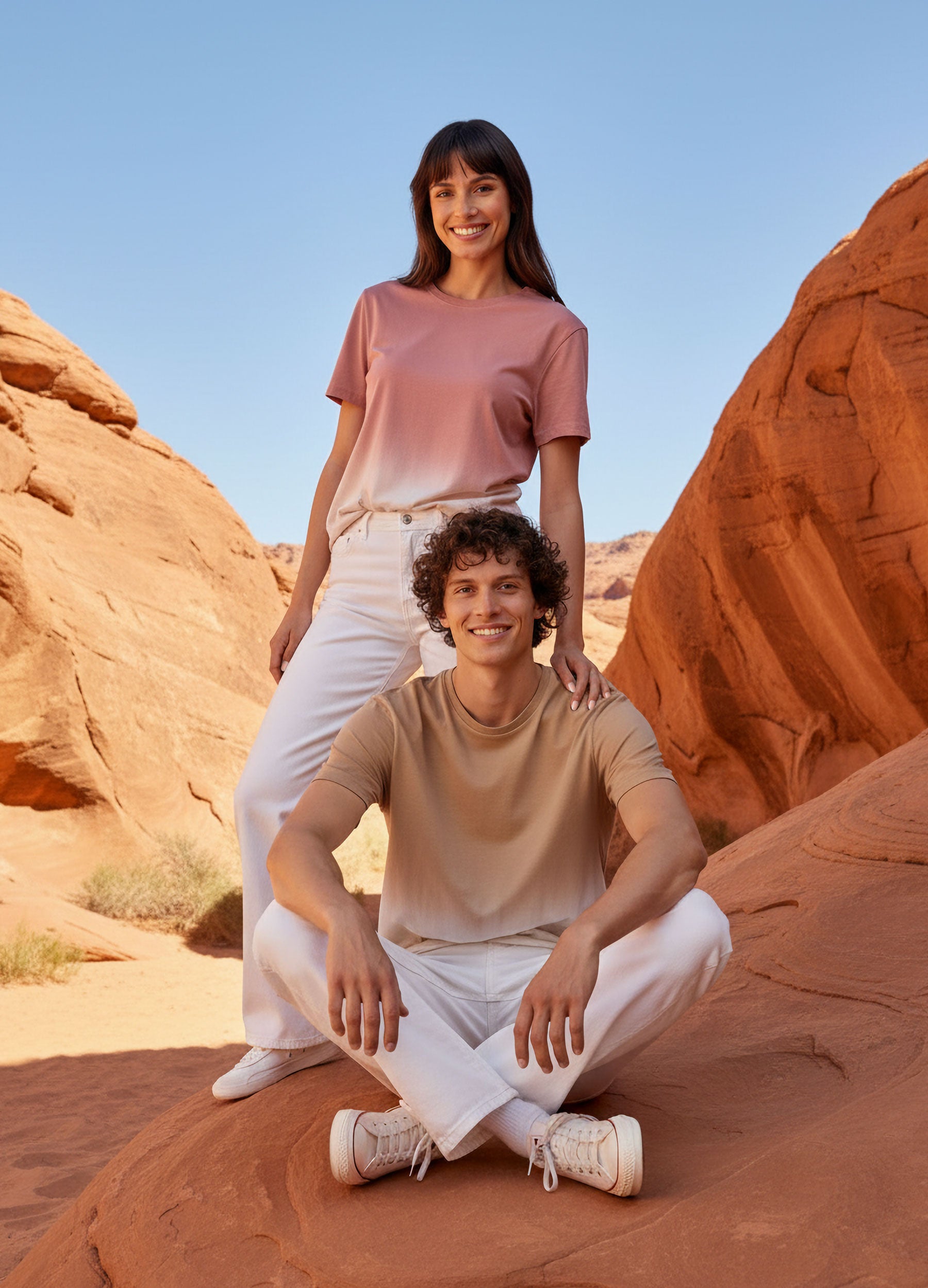 VIVID Dip Dye T-Shirt Damen rosa und Herren beige – Paar-Outfit mit weißer Jeans im Canyon-Setting
