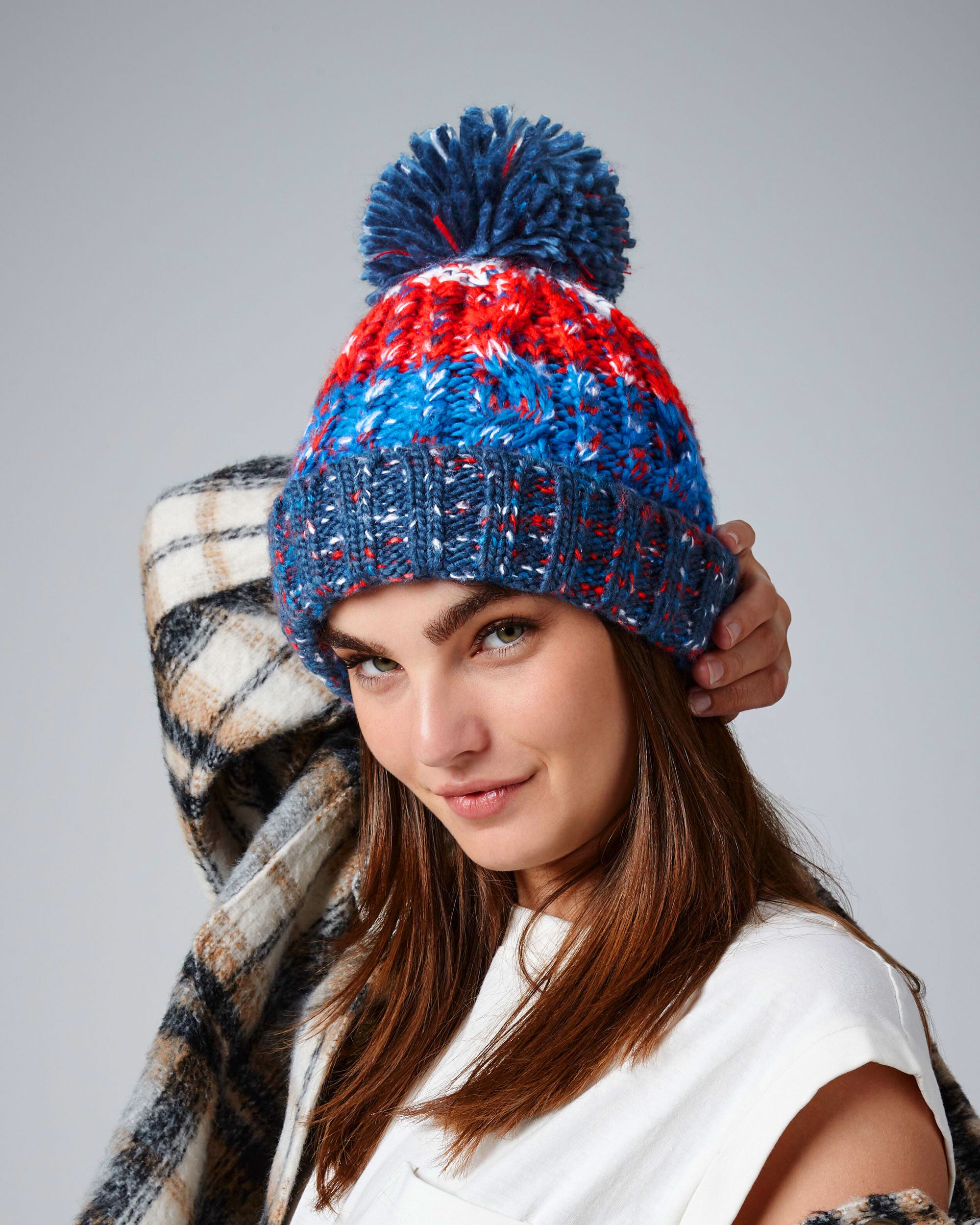Vierfarbige Mütze mit Bommel von VIVID