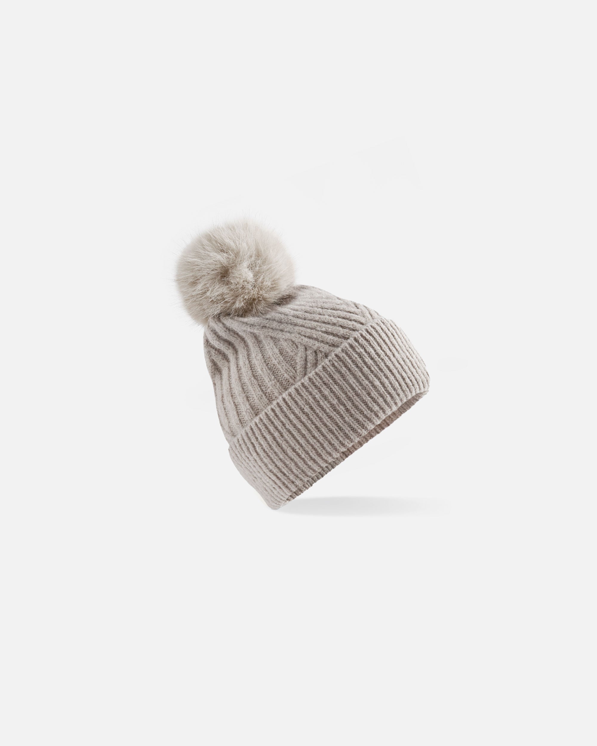 Stylische Mütze mit Bommel