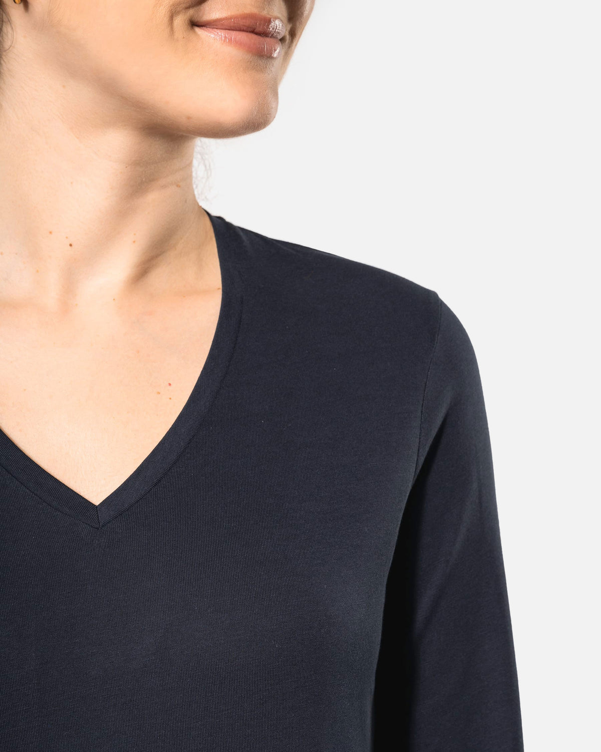Klassisches Damen Langarmshirt mit V-Ausschnitt von VIVID