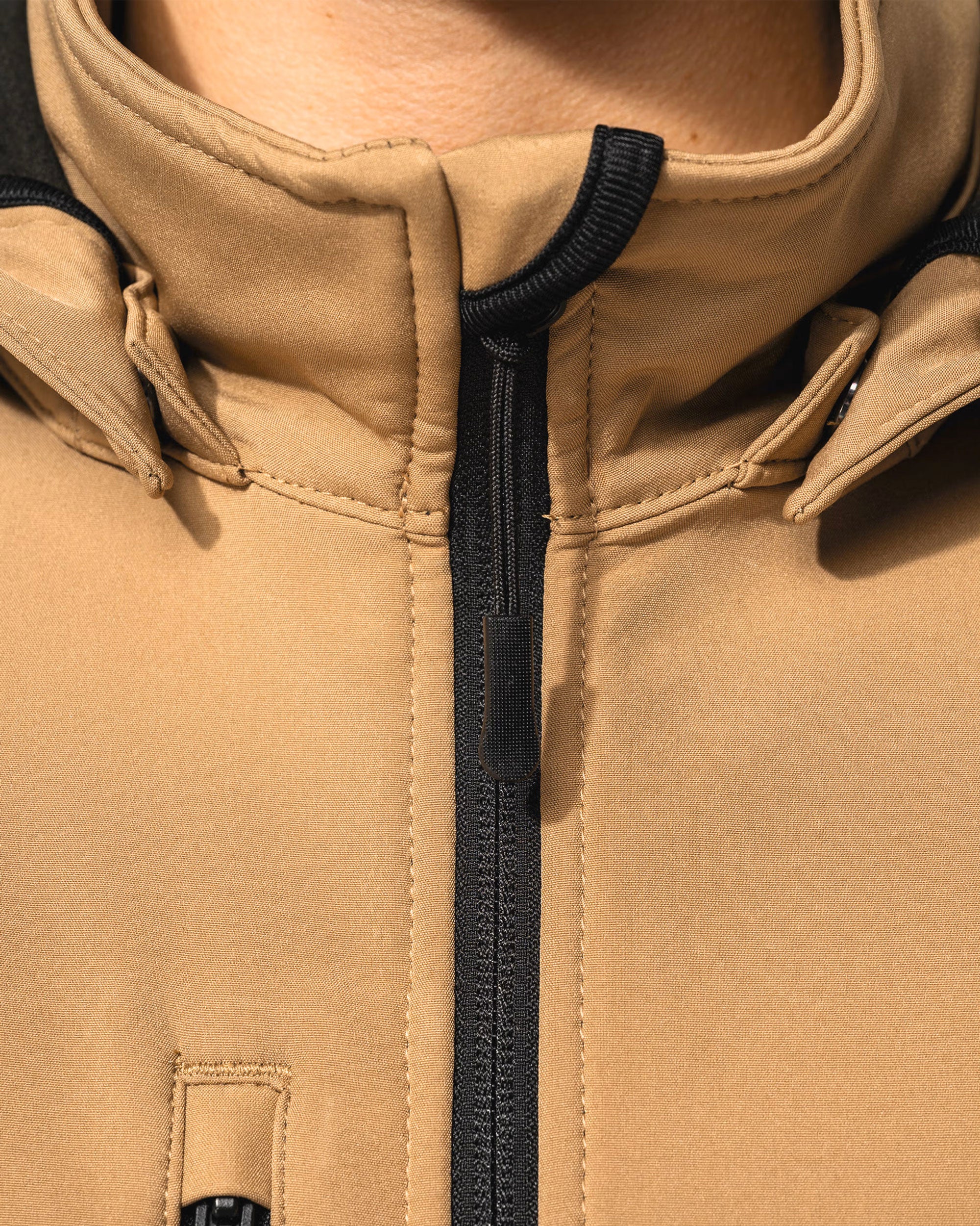 Unisex Softshell Jacke mit abnehmbarer Kapuze und Ärmeln von VIVID