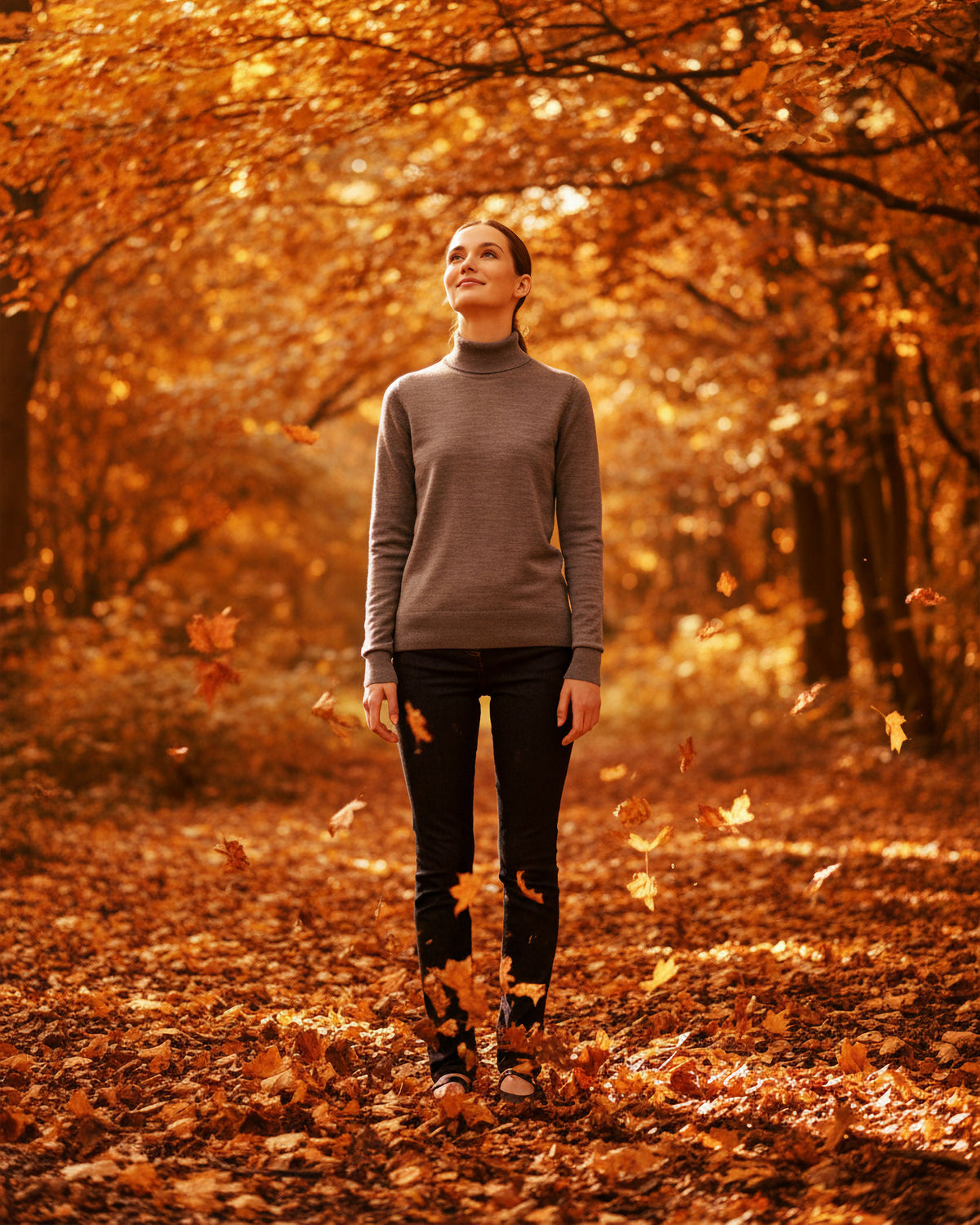 VIVID Rollkragen-Pullover Damen grau – Elegantes Herbst-Outfit mit schwarzer Hose im herbstlichen Laubwald