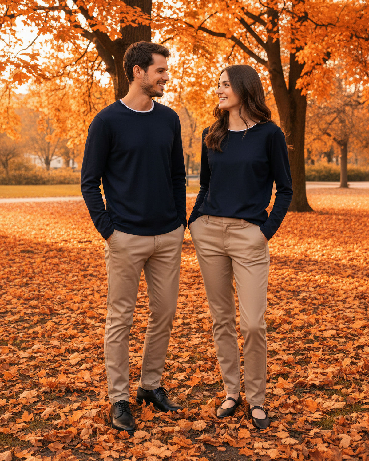 VIVID Streifenshirt Herren und Damen creme-navy – Lässiges Paar-Outfit mit schwarzer Hose im herbstlichen Stadtpark