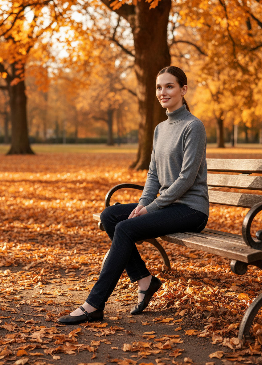 VIVID Rollkragen-Pullover Damen grau – Lässiges Herbst-Outfit mit dunkler Jeans auf Parkbank im herbstlichen Stadtpark